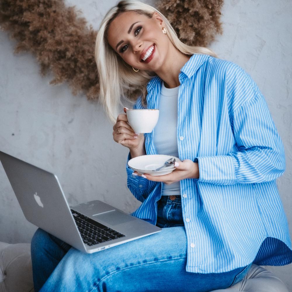 Simona Pabrieza — Mona Travel dibinātāja